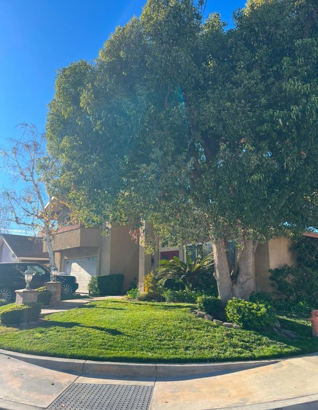 view of front of house featuring a garage and a front yard