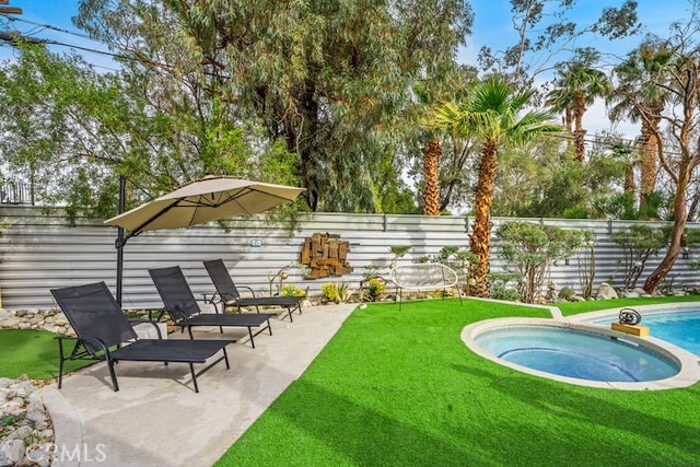 view of pool with a patio area, a yard, and an in ground hot tub