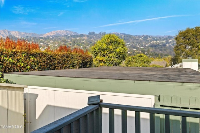 view of yard featuring a mountain view