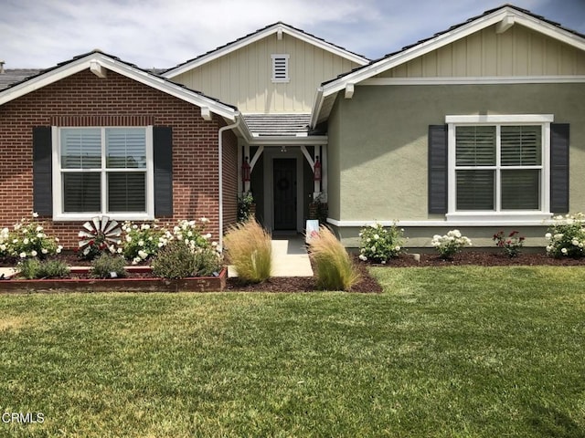 view of front of property with a front lawn