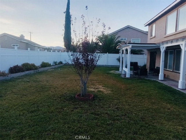 view of yard at dusk