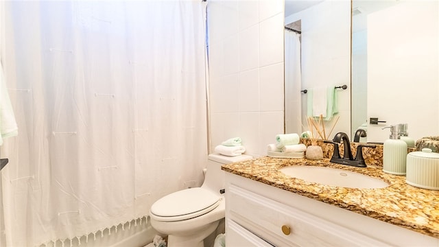 bathroom featuring a shower with shower curtain, vanity, and toilet