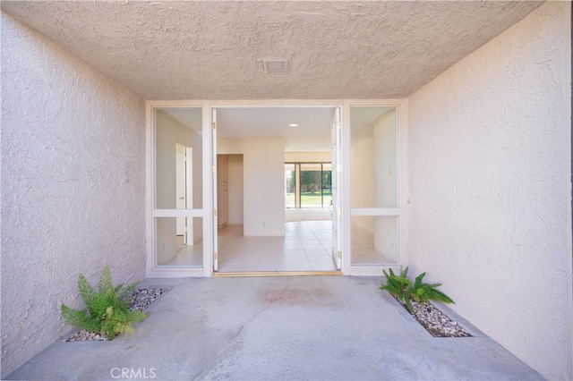 entrance to property featuring a patio area