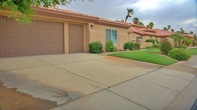 view of front facade featuring a front yard