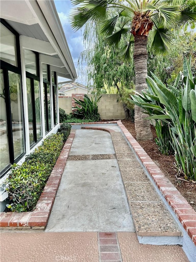 view of yard featuring a patio