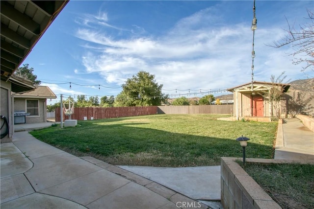 view of yard featuring a shed