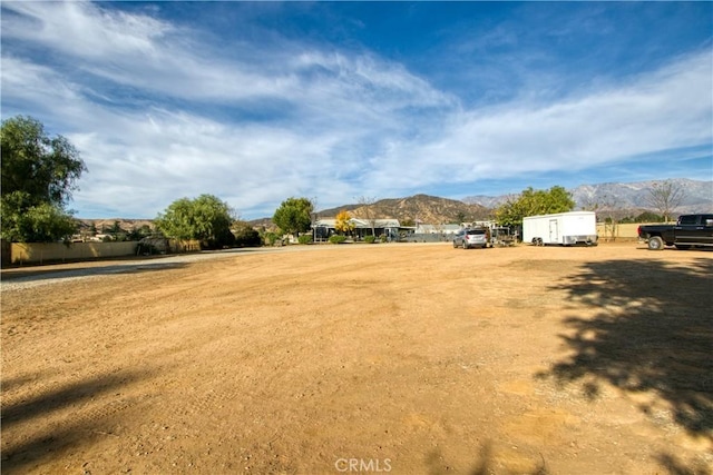 view of yard featuring a mountain view