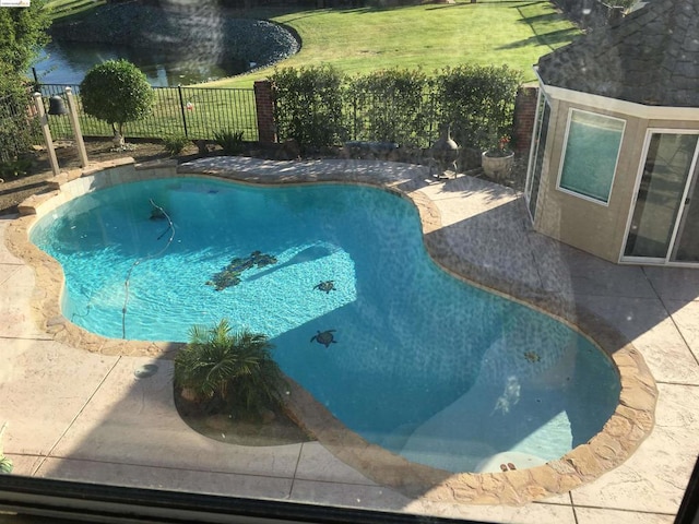 view of swimming pool featuring a lawn