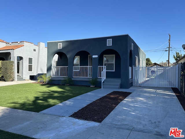 view of front of property featuring a porch and a front yard