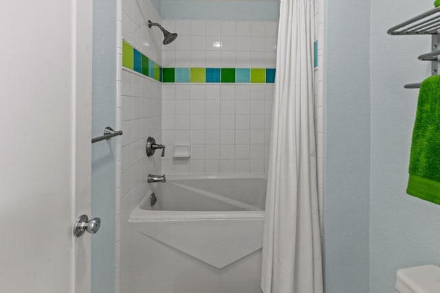 bathroom featuring shower / tub combo