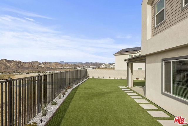 view of yard featuring a mountain view