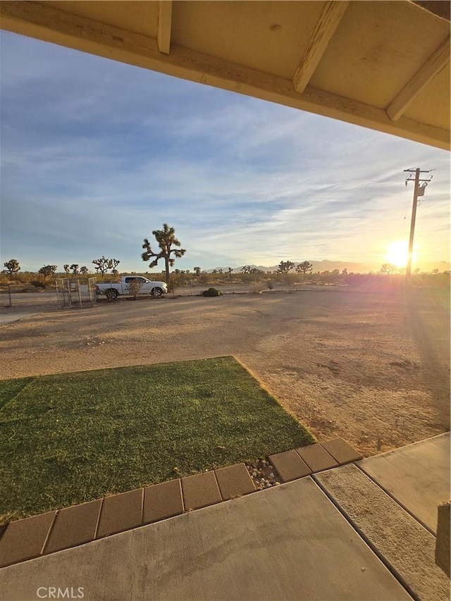 view of yard at dusk