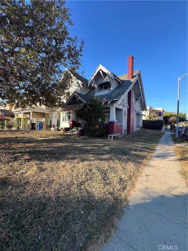 view of front of property featuring a front lawn