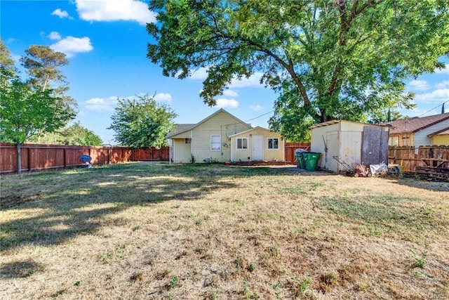 view of yard featuring a shed