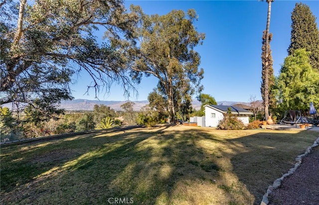 view of yard featuring a mountain view