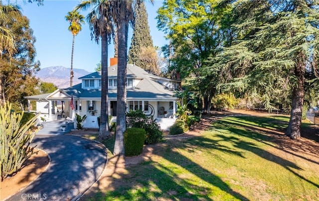 view of front of home featuring a mountain view and a front lawn