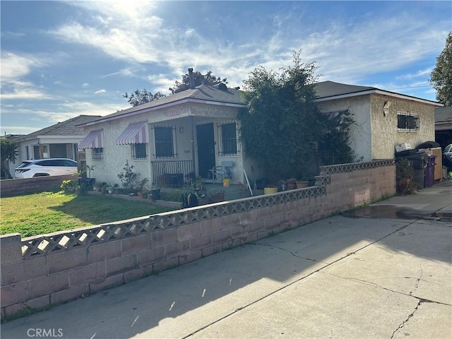 view of front facade featuring covered porch and a front yard