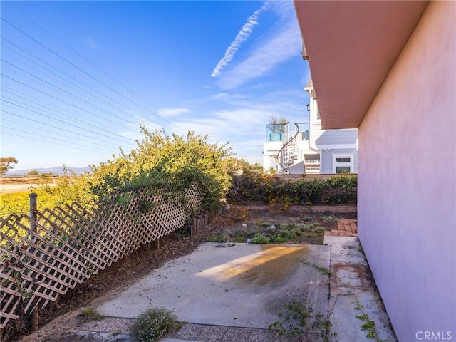 view of yard featuring a patio