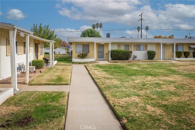 view of front of property featuring a front yard