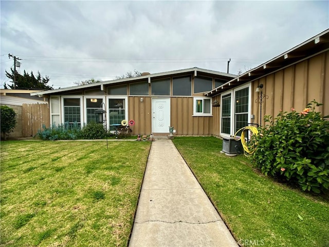 view of front of property featuring a front yard