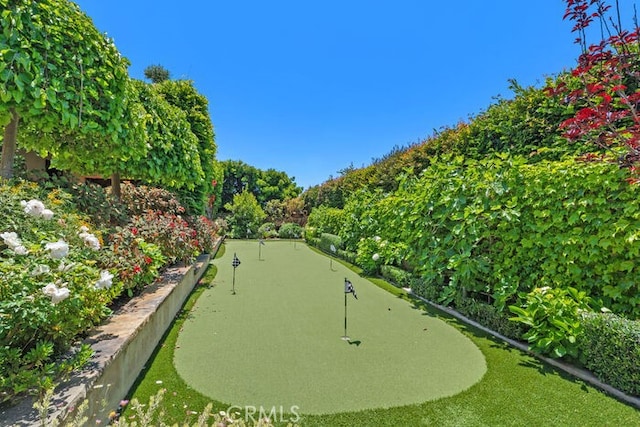 1330 Temple Hills Dr, Laguna Beach, CA 92651 - view of home's community with a putting area