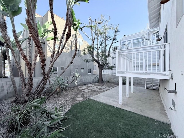 view of yard with a patio