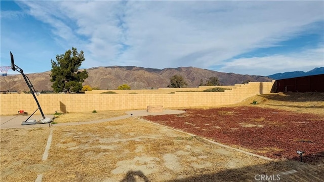 view of yard featuring a mountain view