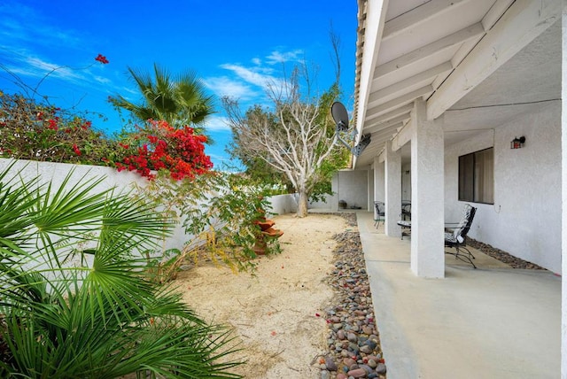 view of yard featuring a patio