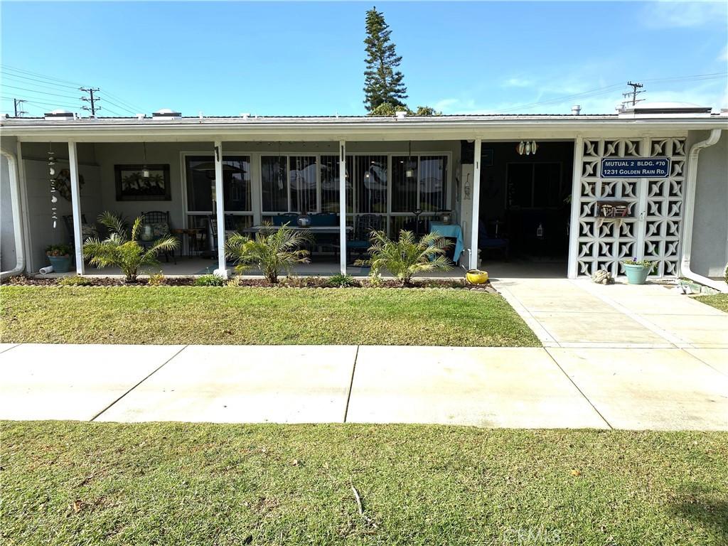 view of front of house featuring a front lawn