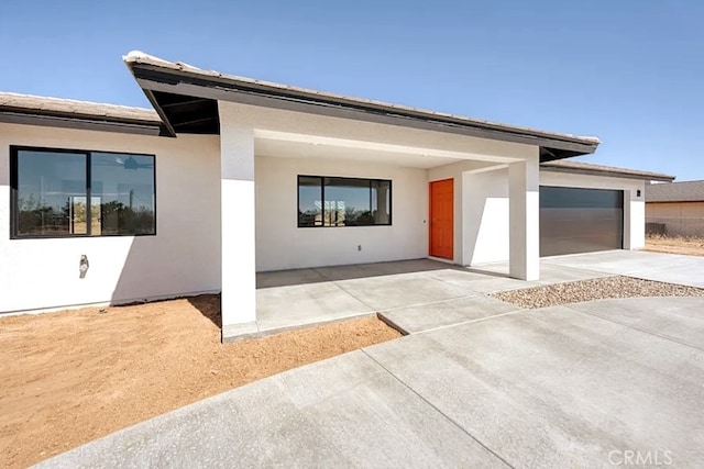 view of front of property featuring a garage