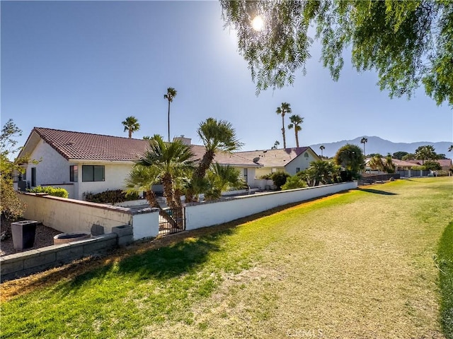 view of yard featuring a mountain view