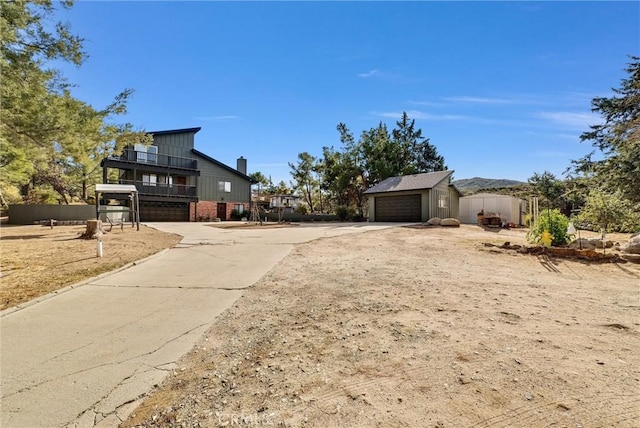 view of yard with an outbuilding and a garage