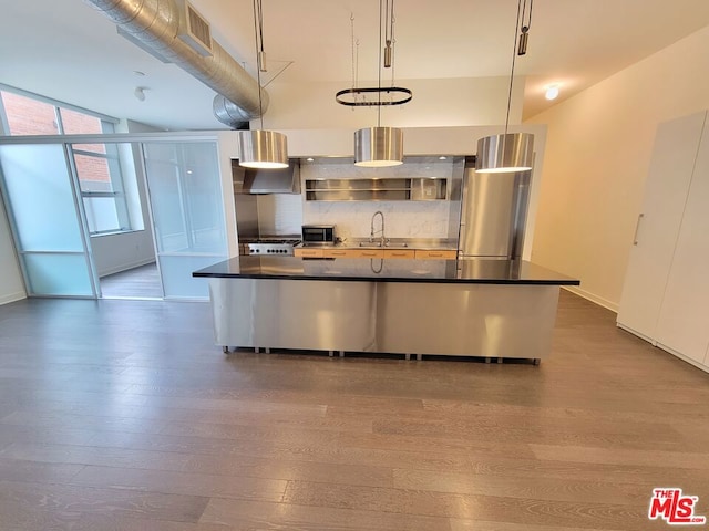 kitchen with decorative light fixtures, sink, backsplash, dark hardwood / wood-style flooring, and range