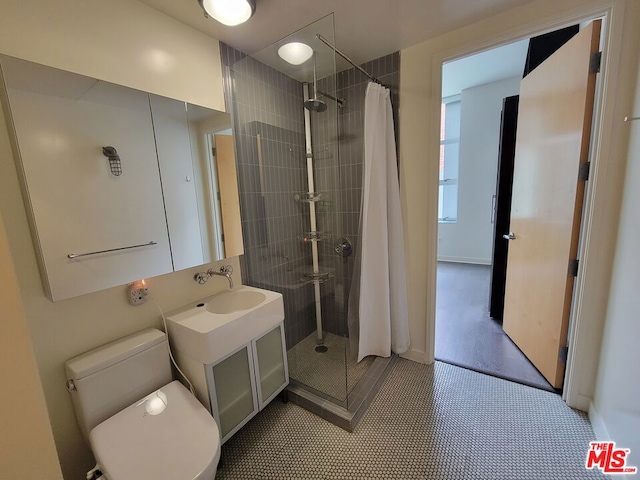 bathroom with a shower with curtain, vanity, and toilet