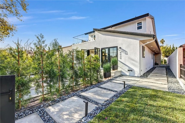 view of side of property featuring a lawn