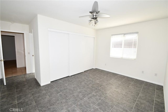 unfurnished bedroom featuring ceiling fan and a closet