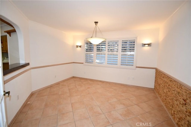 spare room featuring light tile patterned flooring