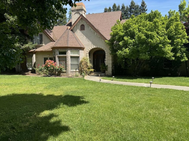 view of front facade featuring a front lawn