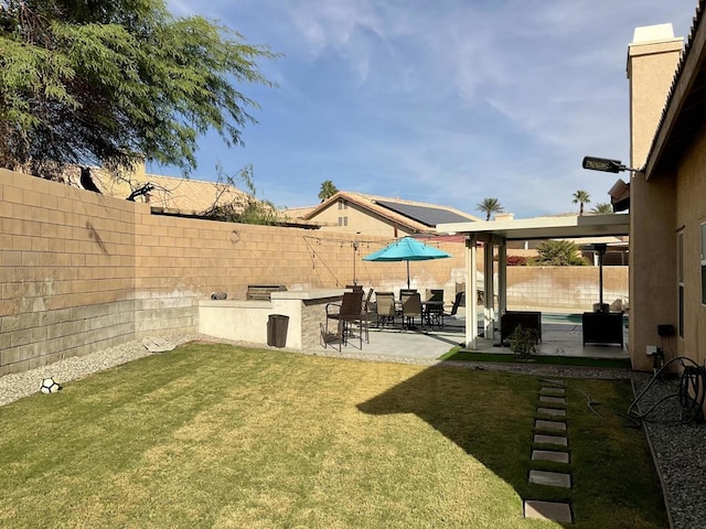 view of yard featuring a patio area