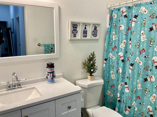 bathroom with a shower with curtain, vanity, and toilet