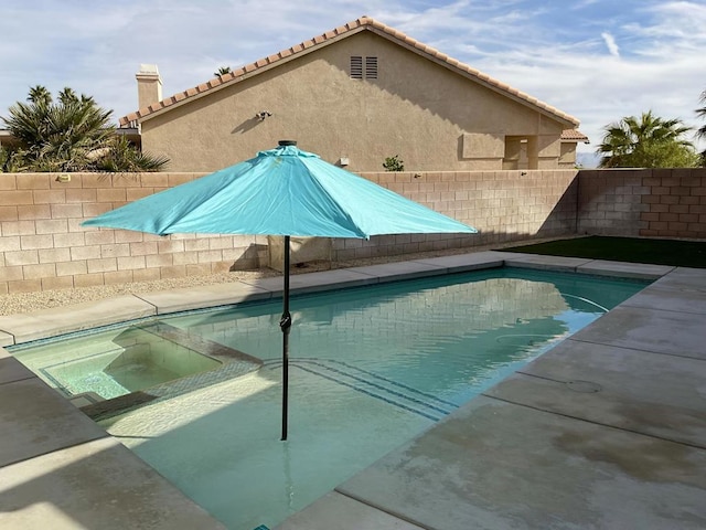 view of swimming pool