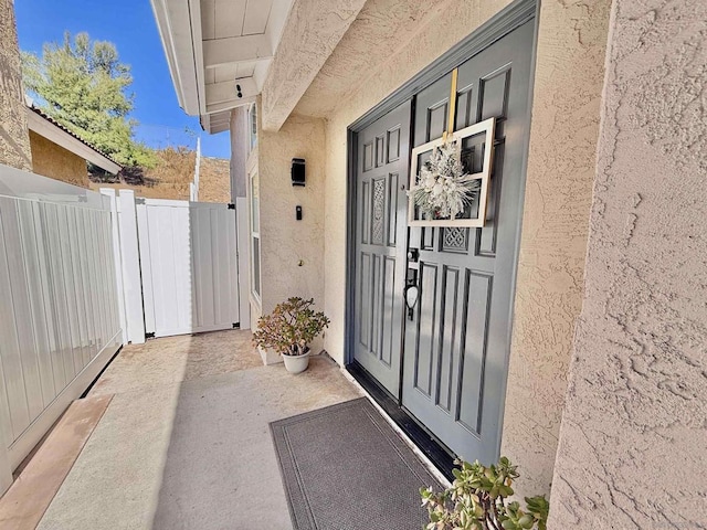 property entrance featuring a porch