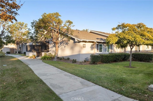 view of front of property featuring a front lawn