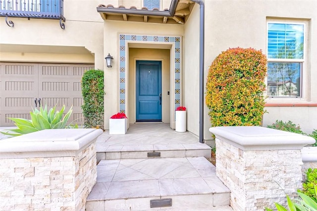 property entrance with stucco siding