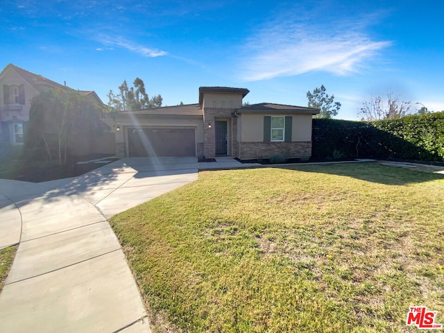 view of front of property featuring a front lawn and a garage