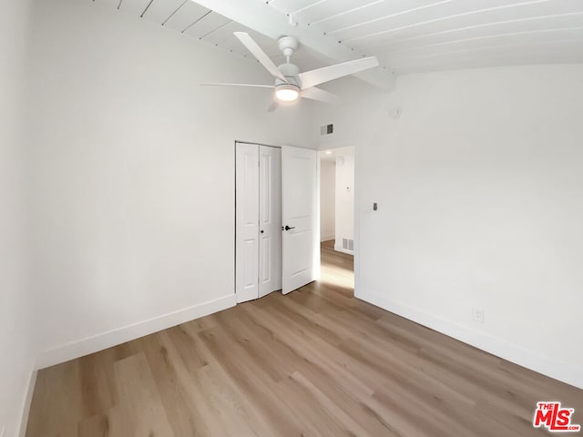 unfurnished room featuring ceiling fan, lofted ceiling, and light wood-type flooring