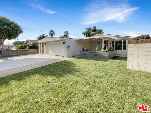 view of front of property featuring a front lawn and a garage