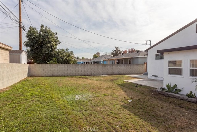 view of yard featuring a patio area