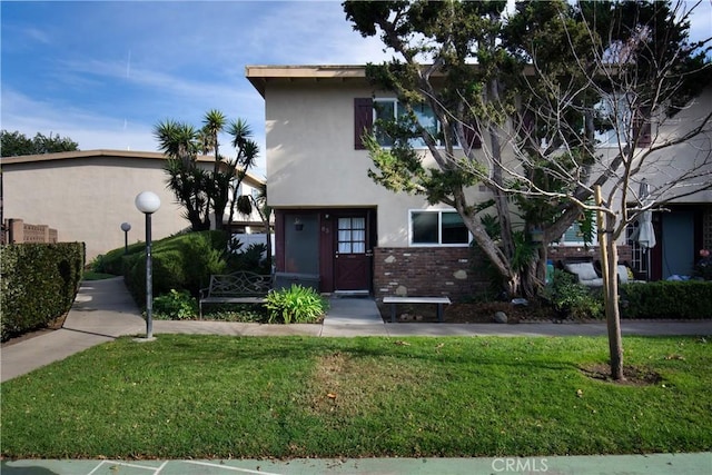 view of front of home with a front lawn