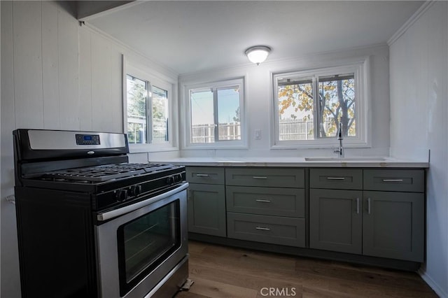 kitchen with gas stove, plenty of natural light, dark wood-type flooring, and gray cabinetry